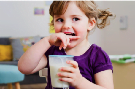 Laptele fără lactoză: ce este și când este indicat să îl consumăm?